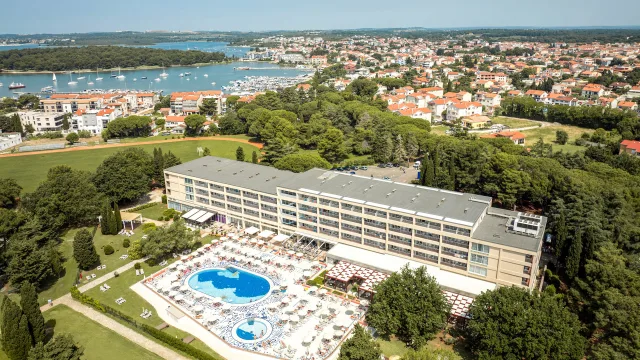 Arena Hotel Holiday